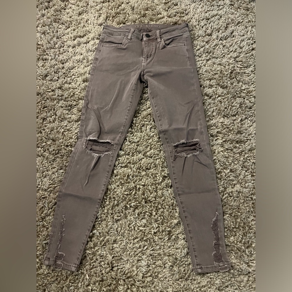 American Eagle 🦅 Grey Women’s Ripped Jeans size 4 Regular